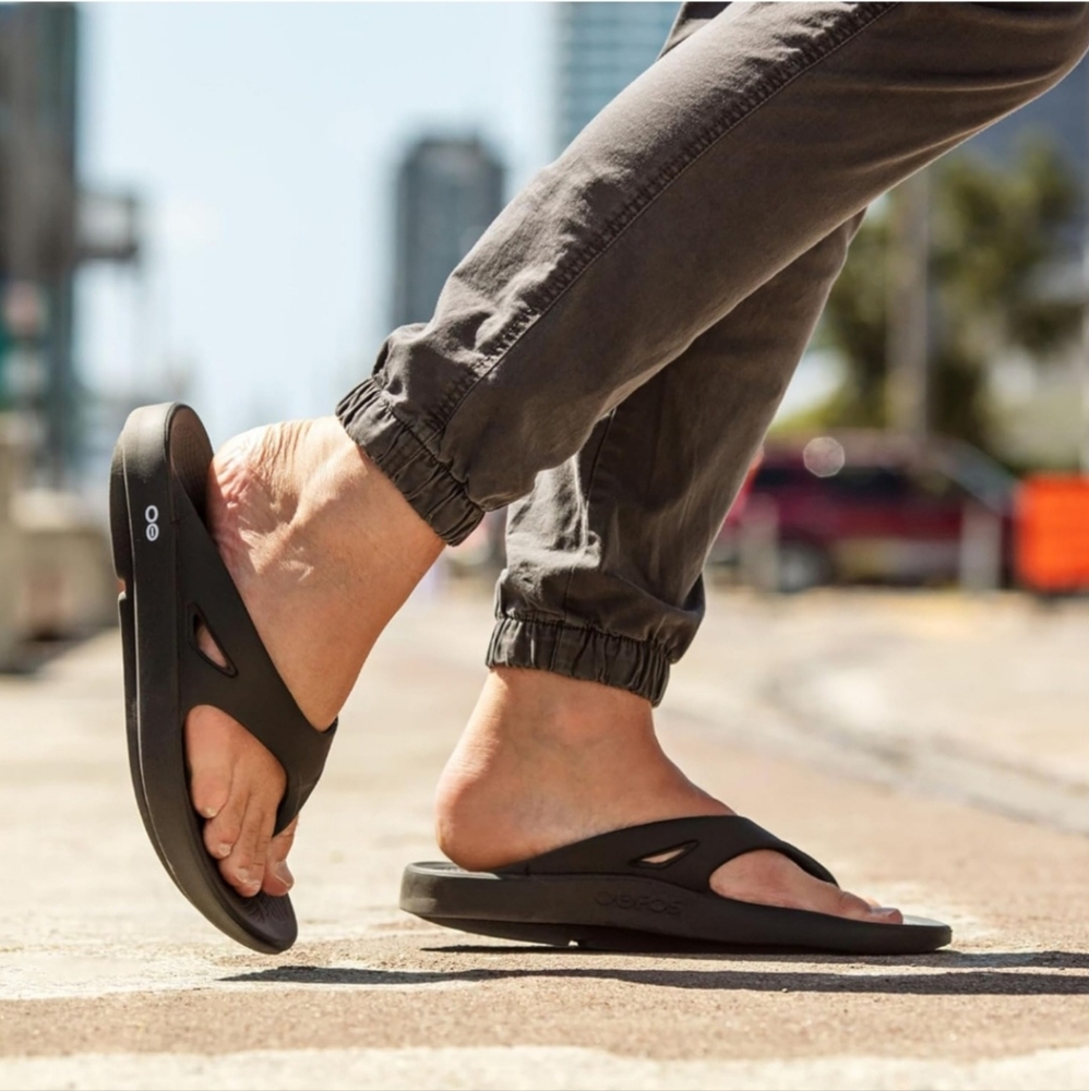 Oofos Mens Womens Premium New Black Sandals Flip Flops M8 W10 EUR41 - Picture 2 of 7